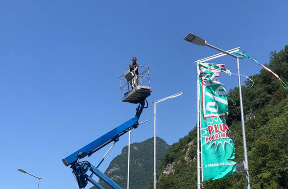 Drapeau déchiré par la tempête remplacé depuis la nacelle
