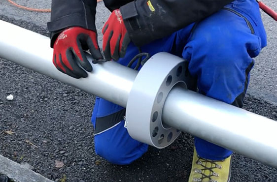 Pose d'une bague de centrage sur un tube de mât lors du montage